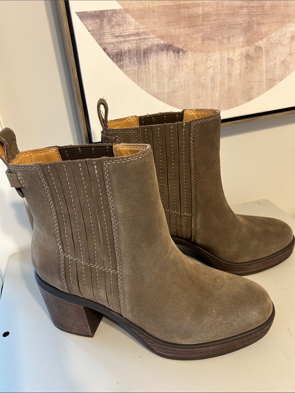 Crown Vintage suede Chelsea women’s boots Pull on boots 3” heel  9M